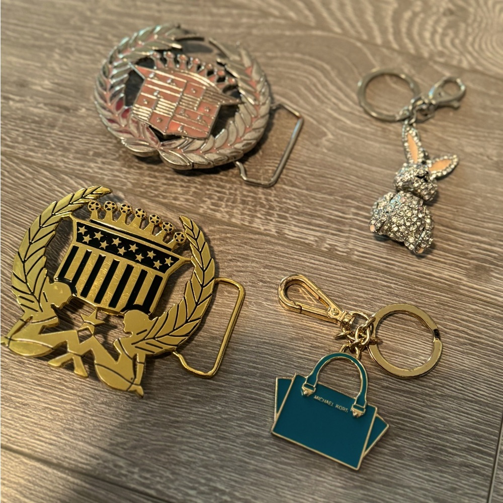 🍇Buckle belt vintage women/men Cadillac style key chain Michael Kors 🐰